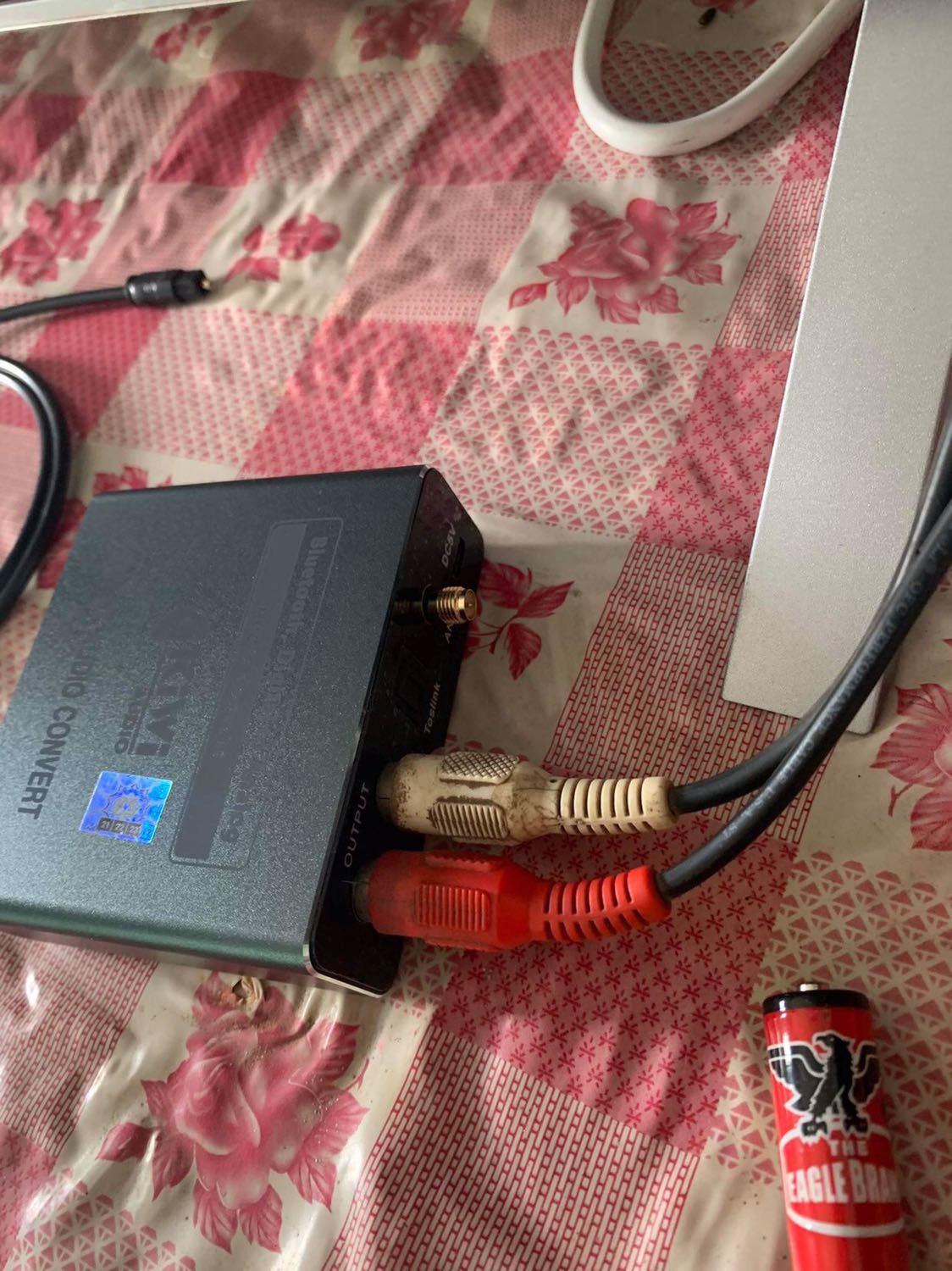 1. Kết nối chập chờn do dây quang kết nối với bộ chuyển âm thanh k chắc chắn, rất lỏng lẻo 
2. Không có enten 
Phải có 0 sao thì tôi cũng đánh giá 0 sao, sản phẩm quá tệ, mọi người cân nhắc thật kỹ khi mua nhé