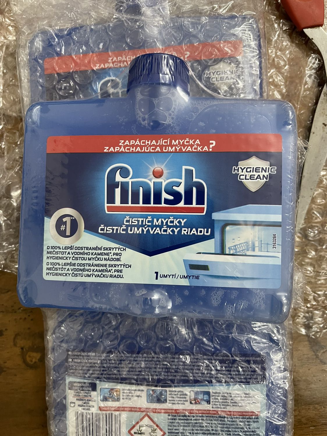 Giao hàng nhanh, sản phẩm giống mô tả, ko biết cho vào rửa có sạch được máy như quảng cáo ko, thấy quảng cáo tẩy sạch lắm