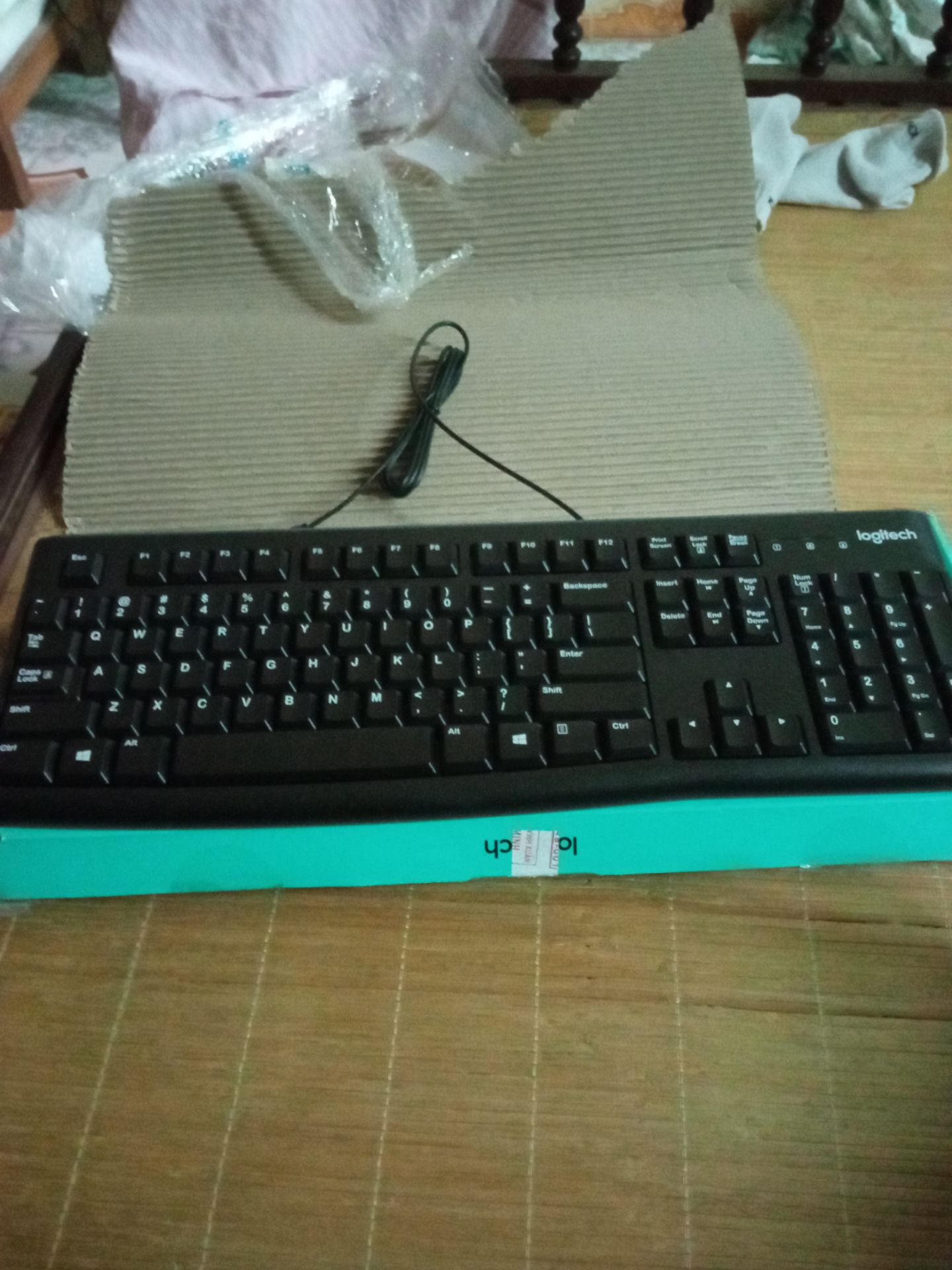 chiều hôm trước đặt hàng mà đến trưa hôm sau em đã nhận được hàng. Giao hàng nhanh bất ngờ. Tuy nhiên nếu đã đóng gói gửi đi xa thì bộ phận đóng hàng nên chú ý bọc nylon cả 2 đầu hộp tránh nước vào sản phẩm thay vì quấn mỗi chính giữa hộp sản phẩm. *** thử thì thấy gõ phím nhẹ và êm. Hy vọng các ký tự trên đó không bay nhanh như cái bàn phím VITRA GK608 em mua chỗ khác