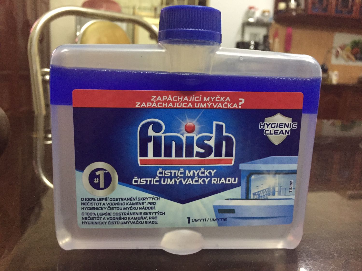 Chai dung dichj vệ sinh máy rửa bát bị phân tầng, không biết chất lượng như thế nào nữa.