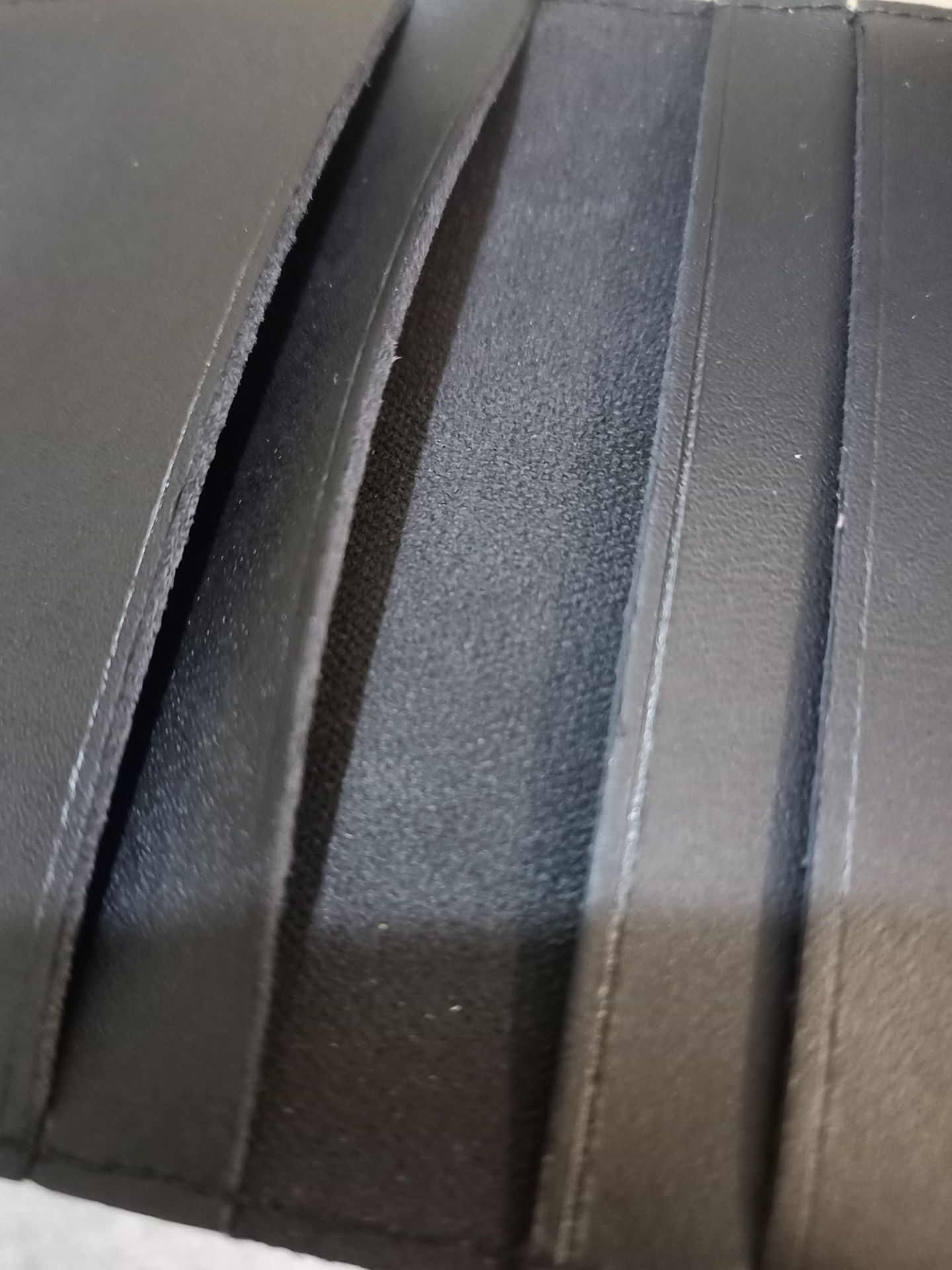 Hàng giả da chứ không phải da thật . Thấy tức giận vì bị *** dối. Mình sẽ không không bao giờ mua hàng trên kiti nữa