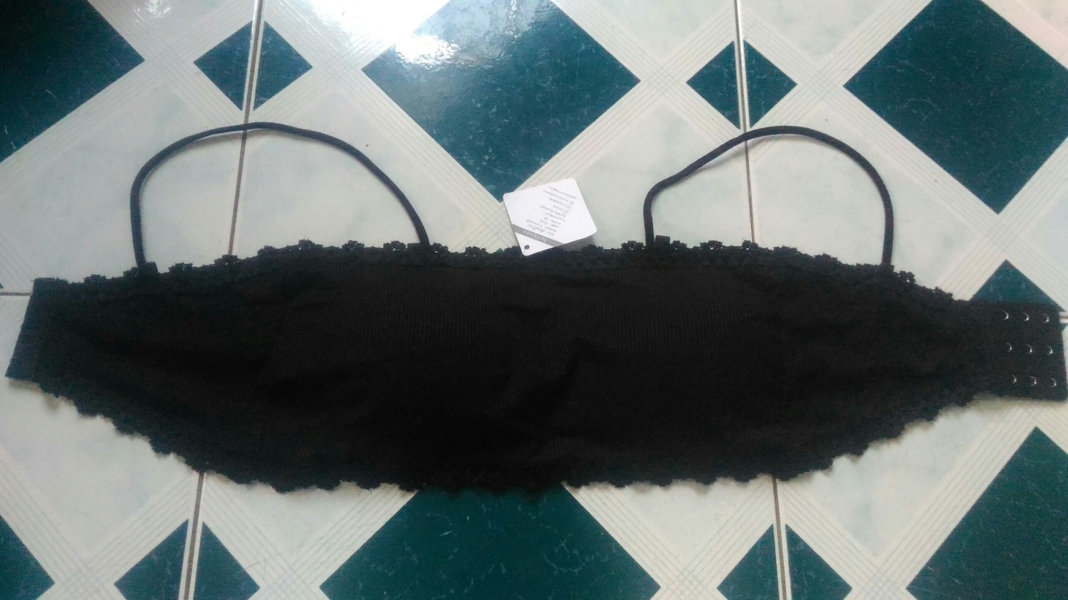 Mình mua áo màu đen nên hình k nhìn rõ vải nhưng Chất vải áo giống hình, miếng mút mỏng nhẹ có thể tháo rời. Áo mặc thoải mái, ôm người, k có dây cũng k sợ tuột đâu.
Áo mình nhận được còn có dây nữa, nếu k thích dây này có thể tháo ra, trên áo còn có chỗ để gài dây khác nêu muốn nữa (chỗ này thiết kế thông mình)
À mình mua shop TitiNo
Tiki giao hàng nhanh cực.