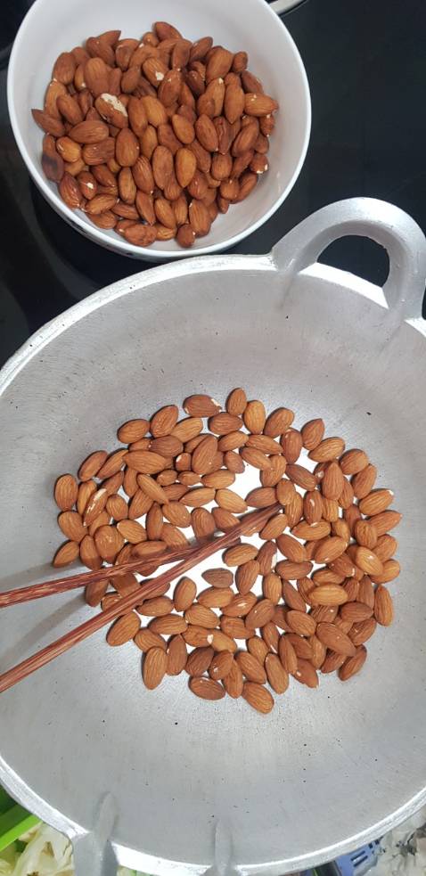 Bao vì không han sử dụng - hạt mềm và không có vi thơm, vị béo. Rang lại muốn cháy hạt luôn mà vẫn k thể cứng được. Tiki giao hàng đúng thời gian.