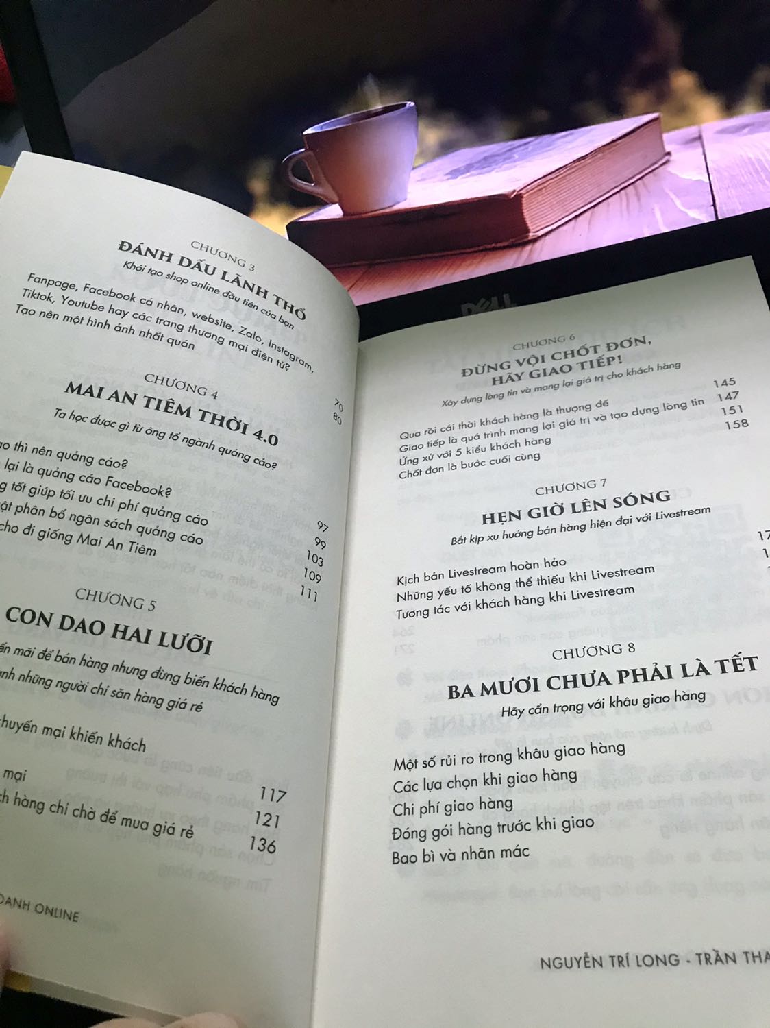 Một cuốn sách hữu ích về kinh doanh online cho người mới bắt đầu.

Nếu bạn đang muốn tìm kiếm những kiến thức cao siêu như là chạy quảng cáo *** như thế nào cho ra nghìn đơn 1 ngày hay cách kinh doanh ăn chắc 100% thì  cuốn sách này KHÔNG phải là lựa chọn phù hợp với bạn.

Mình đã đọc được khá nhiều cuốn sách về kinh doanh, lúc đọc thì cảm thấy rất tâm đắc nhưng lại không áp dụng được nhiều vào công việc hiện tại. Rồi mình cảm thấy những nội dung ấy khá xa vời thực tế (đối với suy nghĩ riêng của mình). Cho đến thời gian gần đây, mình tìm đọc được các cuốn sách của tác giả Trần Thanh Phong, những nội dung phải nói là giản dị, nhưng mình vận dụng được rất nhiều. Thời gian gần đây, mình cũng quan tâm đến kinh doanh online, một phần do covid, một phần không muốn bản thân phụ thuộc vào công việc 8 tiếng 1 ngày. May mắn là mình đã tìm thấy cuốn sách này. Mình đọc sơ qua mục lục thì đúng là những thứ mình đang tìm kiếm. 
Mình đã đọc được khoảng 100 trang đầu, rất nhiều thứ hữu ích nho nhỏ nhưng trước đây mình lại không để ý đến. “Thì ra là vậy!” Đó là câu thường xuyên xuất hiện trong đầu mình khi đọc cuốn sách này.

Mình rất cảm ơn 2 tác giả đã cho mình cơ hội để thay đổi góc nhìn. Thì ra bấy lâu nay vì xem thường những thứ căn bản mà mình đã gặp rất nhiều khó khăn để bắt đầu.