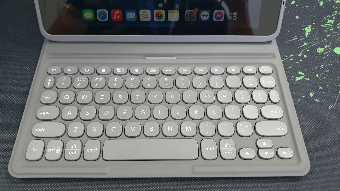 Phím bấm êm; build chắc tay; hoàn thiện tốt; đèn bàn phím khá thích; ốp lưng linh hoạt tháo rời được. Kèm theo quà khuyến mãi.