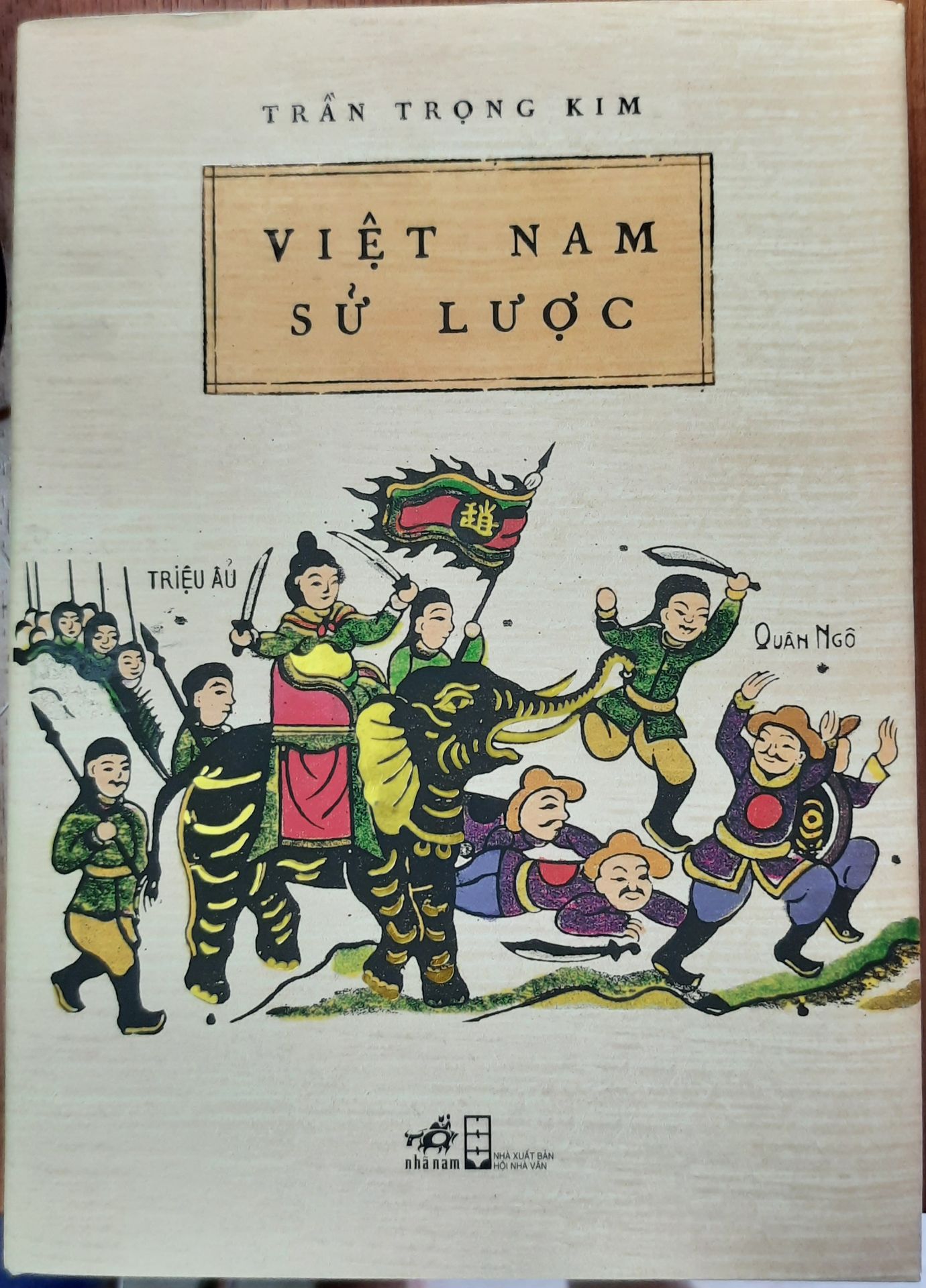 sách đẹp, khổ rất to, có thêm 1 lớp áo bên ngoài, giấy đẹp, mình thích bản này hơn bản Đông A do những chi tiết in màu đỏ trong sách