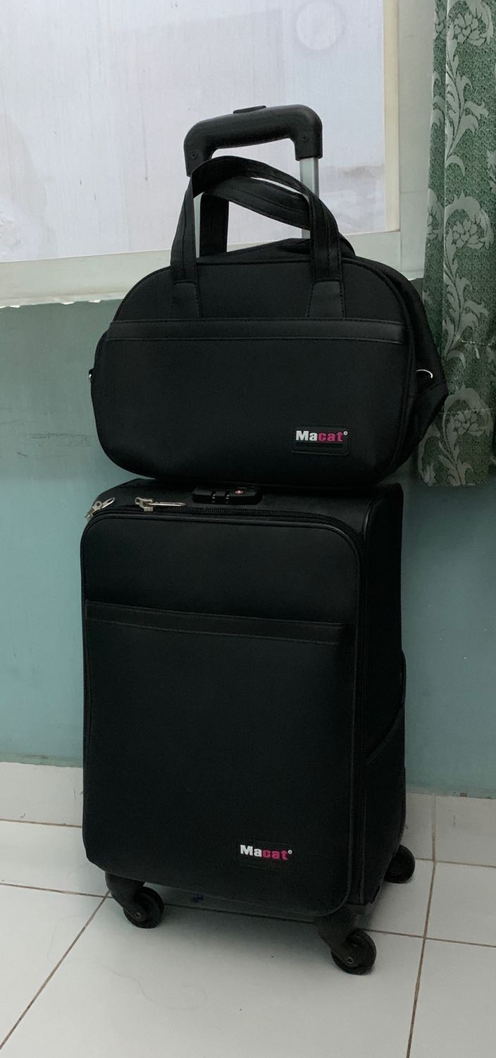 Vali cho 1 người dùng, ko quá lớn, size vừa nên ko cảm thấy cồng kềnh, 4 bánh thuận tiện đẩy được tặng kèm cặp. Chất liệu vải ko quá cứng, ko quá mềm.