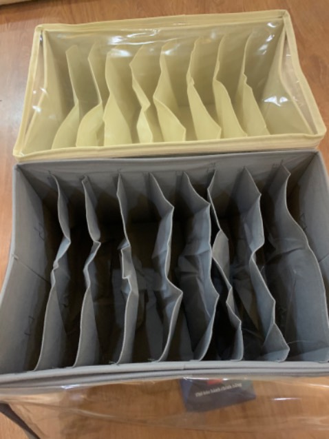 Hôp chia ngăn giúp quần áo phòng mình rất ngăn nắp. Thẻ chính hãng xịn xò, chất liệu vải khôg dệt nên mình thấy gọn nhẹ, mùi hơi lạ nhưng người bÁn bảo hàng an toàn với môi trường, khung cứng cáp chắc chắn. QuÁ thích ở chỗ có thể gấp gọn lại cũng rất tốt, phù hợp với phòng có nhiều đồ đạc! Cần phải phân loại.