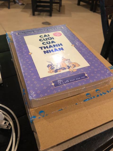 Mình đánh giá cao nội dung sách . Sách của Nguyễn Duy Cần mang cho mình sự cô đọng nhất định rất gần gũi và không xa vời, rất khác biệt với những sách phát triển bản thân thời hiện đại ( theo cảm giác của mình ). Cái học ngày xưa là cái học tinh túy, bản chất, cái cười của thánh nhân là những bài học làm tiêu trừ đi những suy nghĩ nhỏ nhen, gieo vào trong ta những hình mẫu của một con người " cười" vào sự nhỏ nhen đó. Rất hài lòng với giao hàng của tiki , mong các bạn nhiều sức khỏe.