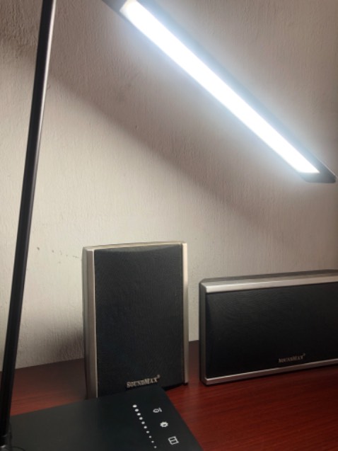 Đèn đẹp, đóng gói kĩ lưỡng, có 2 độ sáng trắng vs vàng tiện nhất là 2 trục điều chỉnh được ko cố định như các mẫu đèn khác mình đã sử dụng