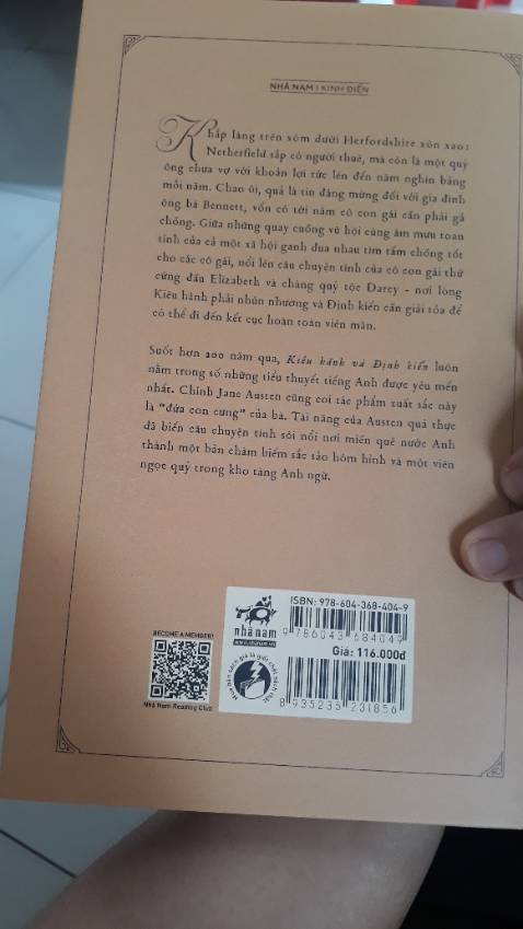 Bìa đẹp nhưng bức hình 2 người đứng ko nét so vs trong ảnh , giấy ở trong thì mới, đẹp, đều màu, không bị cong móp, ở sg giao nhanh trong ngày, nếu muốn có bọc nilong thì phải mua gói bookcare 
=> hài lòng.