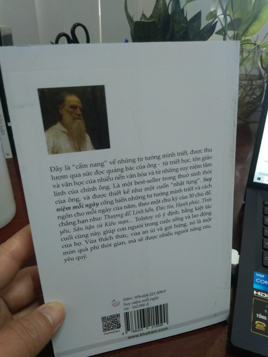 Thời gian giao hang nhanh chóng, đúng hẹn, đóng gói sản phẩm cẩn thận, sản phẩm đẹp, sách mới, đẹp, cảm thấy hài lòng, mặc dù chưa đọc hết nội dung nhưng về hình thức thì ok, mình đã mua nhiều sách từ tiki trong nhiều năm nên khá yên tâm về chất lượng.