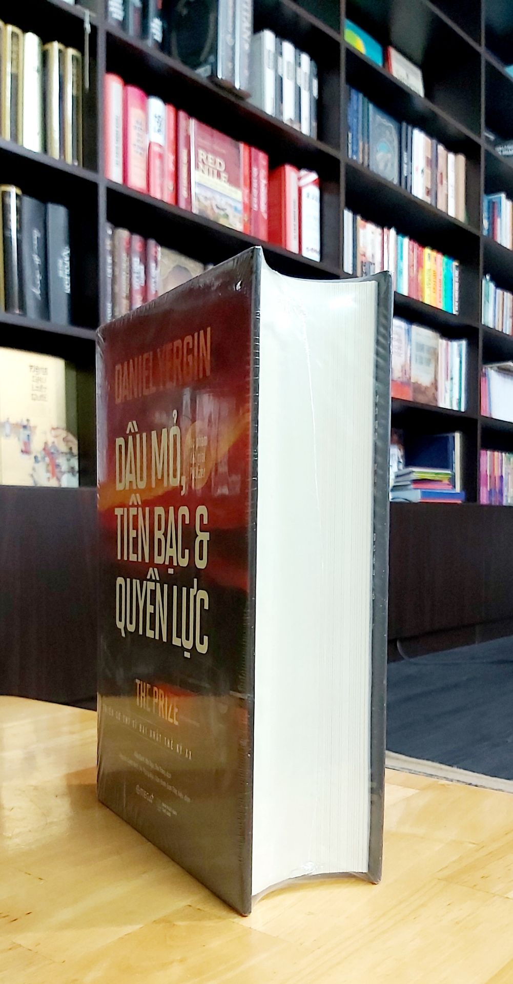 "Là cuốn sách đồ sộ và hùng tráng về chủ đề dầu mỏ đầy bí ẩn, lôi cuốn và mang tính sống còn với thế giới, Dầu mỏ, tiền bạc và quyền lực không chỉ trình bày những nhận thức cơ bản về dầu mỏ, quyền lực và tiền bạc mà còn về cả thế kỷ XX. Tác phẩm có sức khái quát đặc biệt, tầm quan trọng to lớn và lôi cuốn tới mức mê hoặc. Dầu mỏ, tiền bạc và quyền lực đã được hãng PBS dựng thành bộ phim cùng tên và được trao giải Eccle cho tác phẩm phi hư cấu xuất sắc nhất năm 1992."
Dịch vụ Tiki tiện ích và thân thiện người dùng. Mình nhận được nhiều ưu đãi từ Tiki, chỉ phải thanh toán 198k cho quyển sách này.