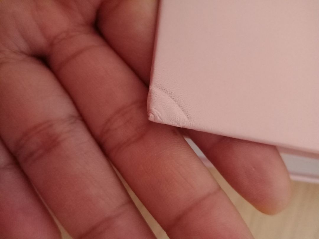 sách được đóng gói cẩn thận tuy nhiên vẫn không giữ được góc và gáy, bên trong có một trang bị lỗi rách