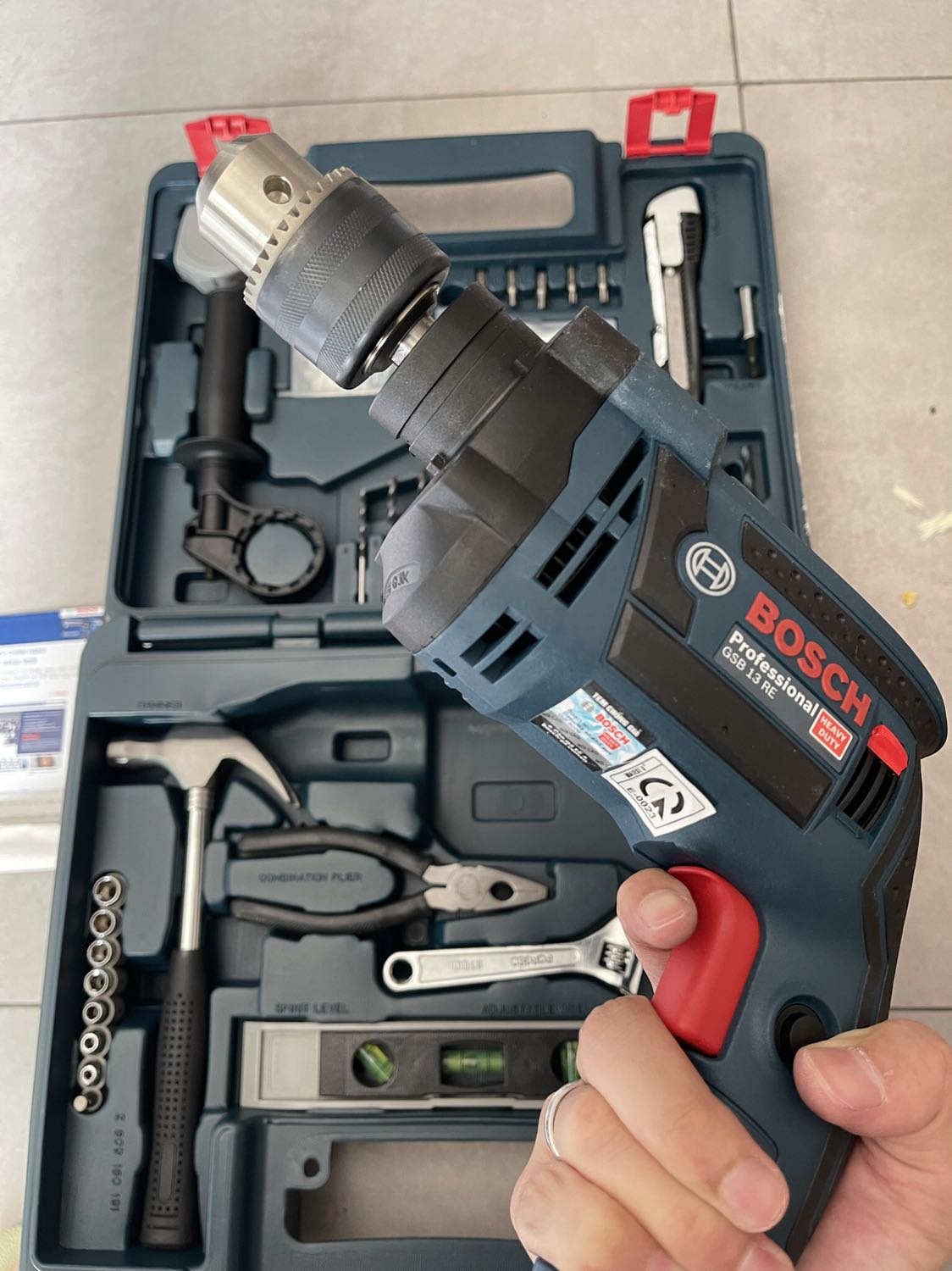 Ship nhanh gọn, đóng gói cẩn thận, hàng còn nguyên seal. Chạy thử rất êm ko thấy tia lửa điện. Made in Malaysia xịn xò, phụ kiện đẩy đủ. Rate 5 stars.