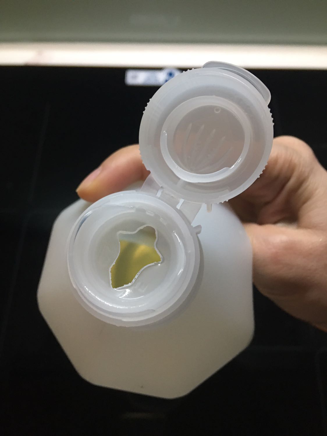 Sản phẩm dùng rất thích:
- Dầu rất trong, khi chiên xào không đổi màu nhanh như các loại dầu ăn khác.
- Mùi dễ chịu, không làm mất mùi vị các món ăn; kể cả lúc chiên xào đầy dầu thì vẫn ngửi thấy mùi nguyên thuỷ của món ăn chứ không khét mùi dầu như thông thường.
- Chai gọn nhẹ, tay cầm rất thuận tiện.
- Nắp đổ dầu thiết kế rất thông minh, giúp dầu không bị chảy ra ngoài mỗi khi đổ - đúng chuẩn thiết kế nhân văn của người Nhật.
Rất muốn mua tiếp sản phẩm này mà lại nhìn thấy Tiki báo HẾT HÀNG