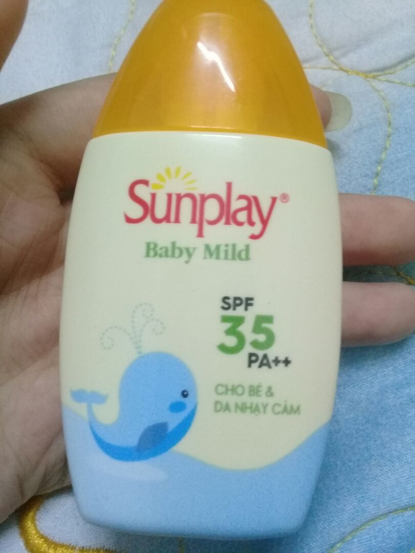 Đã từng dùng 1 chai. Mua thêm để dự trữ. 
Nếu thoa lên da trần thì tán hơi lâu để tệp vào da, nếu da âm ẩm một chút thì thoa vài giây sẽ ko còn vệt trắng. Mà đôi khi bận bịu, bôi hơi ẩu tả là cái mặt trắng bệt ra đường ko hay luôn. Nói chung có 1 số kinh nghiệm là:
- Bỏ 1 chút toner hay kem dưỡng lên trước
- Nhớ thoa kĩ cho tệp màu da rồi hẳn ra đường
- Nên dùng tẩy trang để không bị lên mụn ẩn
Ngoài ra tầm giá ok, thành phần ok, chất lượng tốt.