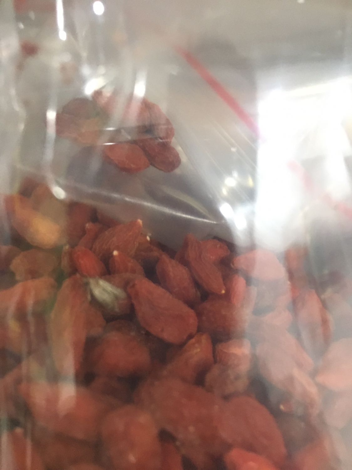 Sản phẩm mua về, may đến giờ mình chưa mở ra dùng, vẫn còn nguyên tem. Nhìn vào bên trong có vài con như kiểu ruồi hay muỗi gì đó. Mình rất quan ngại về vấn đề vệ sinh an toàn thực phẩm nên ko biết có dùng được ko. Mình chưa mở ra nên cũng ko biết túi có đóng kín hay hở mà những con đó sống bình thường trong đó như vậy. Mình mua cũng được 2-3 tuần rồi, nay rảnh mới phản hồi được mà trong khi giá cũng mắc. Là khách hàng thân thiết của Tiki, đây là lần mình thấy ko hài lòng nhất. Không biết giờ chính sách đổi trả còn hiệu lực ko???