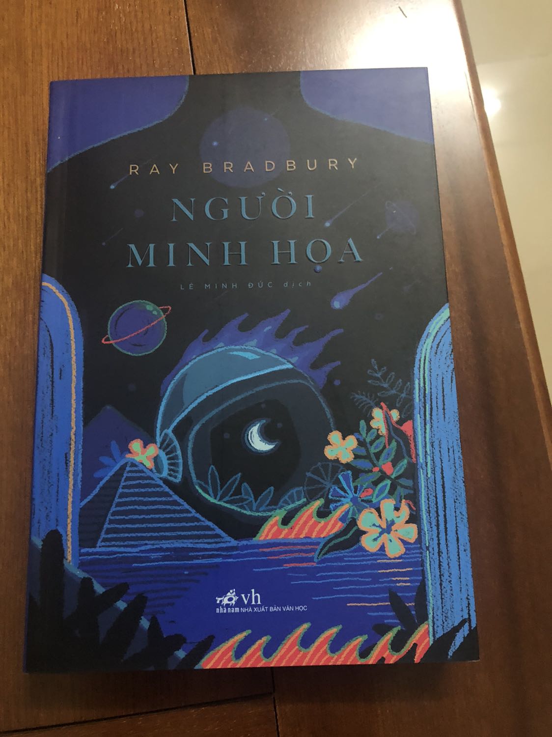 Một tác phẩm xuất sắc của tác giả cuốn sách 451 độ F. Văn học phản địa đàng luôn luôn là chủ đề mới mẻ và khó tiếp cận nhưng với tác giả thì khác, các tác phẩm của ông thực sự cuốn hút.