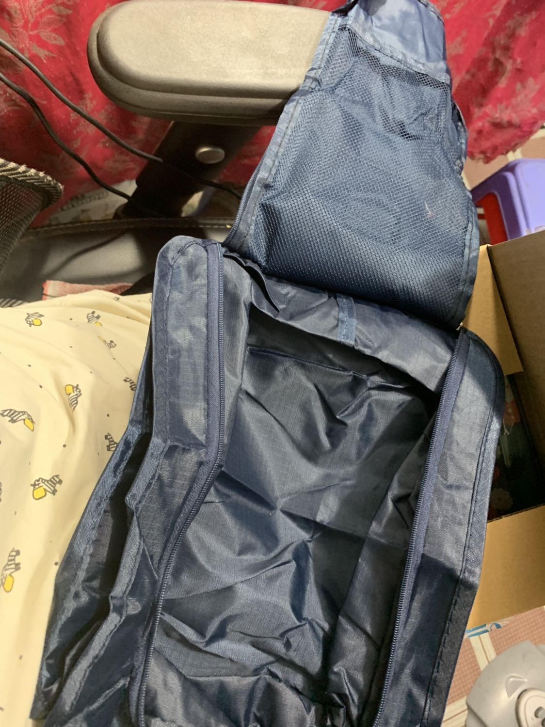 Sản phẩm nhận không như hình trên shop. Chất lượng không như mong muốn (mỏng manh như dây kéo, đường chỉ)