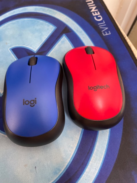 Chuột đỏ là cùng M221 mình mua cách đây 1 năm. Chuột xanh là vừa đặt hôm nay. Cùng loại M221 nhưng chữ trên 2 chuột khác nhau? 
Độ hoàn thiện 2 cạnh của chuột xanh cũng kém hơn, chỉ có 1 bên được bo tròn, 1 bên thì bị cắt chờm cạnh viền ra ngoài, sờ bị cấn tay?