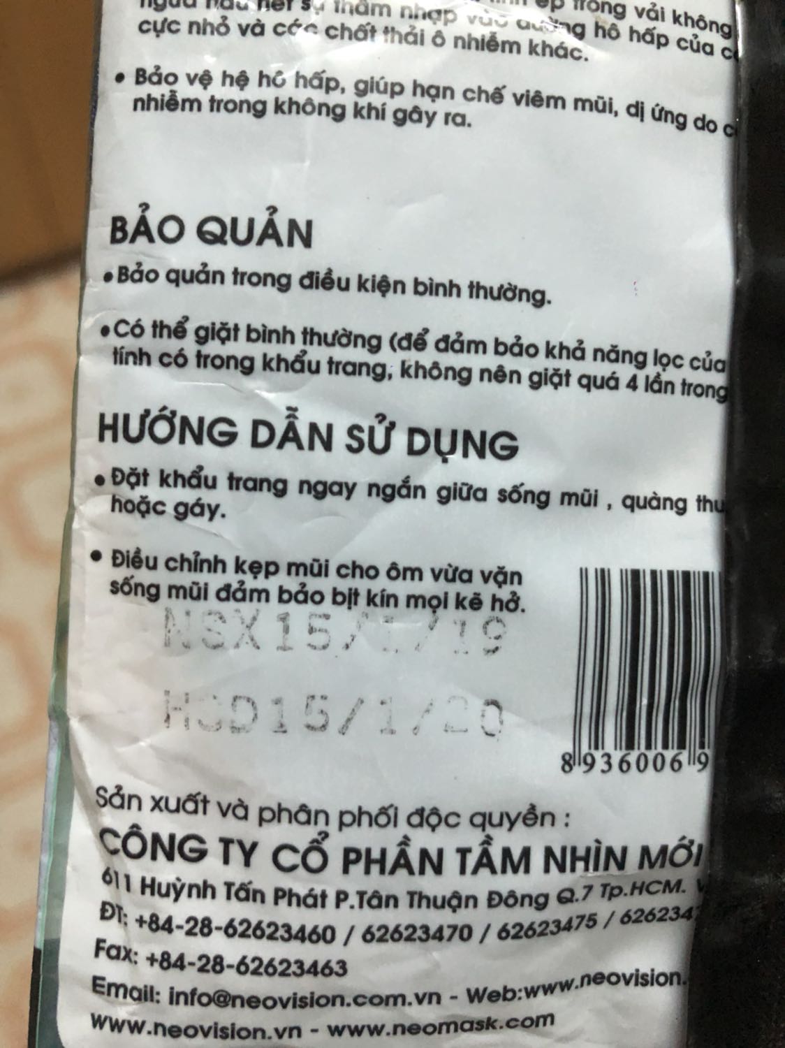 Hôm nay này mới nhận hàng khẩu trang than hoạt tính này, vì mình bận đi làm nên nhờ mẹ nhận giúp, nhưng mẹ không biết sp này có kiểm tra hàng, mình mới về mở ra thì thấy hoảng hồn thật sự. Bao bì như 8 đời dương để trong kho mốc meo rồi đợi đợt dịch cúm Corona này mới có dịp đem ra bán hay sao ý, nhàu nát không thua 1 cái giẻ rách, thử hỏi khi bạn mua 1 sản phẩm mà bao bì bên ngoài như vậy kèm theo hạn sử dụng đến 15/1/2020 trong khi hôm nay là 30/1 thì bạn có dám sử dụng không mà lại giao cho khách hàng? Mình đặt Tiki không biết bao nhiêu lần nhưng hôm nay thất vọng thật sự, khâu kiểm hàng của Tiki có vấn đề? hay tại Tiki khinh thường khách hàng kém hiểu biết mà muốn quăng gì là nhận nấy? 40k có lẽ quá ít để Tiki tỉ mẩn 1 gói hàng và thể hiện thái độ tôn trọng khách hàng kém như vậy?!? Đề nghị Tiki giải quyết đơn hàng này cho mình