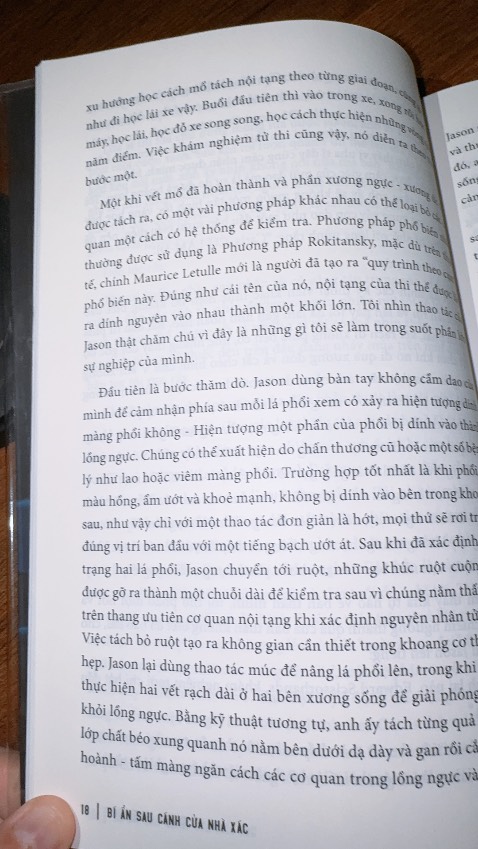 Lần đầu đọc sách có liên quan tới pháp y không phải do người Trung Quốc viết. Cách hành văn có khác nhưng vẫn cuốn. Nội dung có liên quan tới học thuật pháp y nhiều hơn so với các nhà văn Trung Quốc.