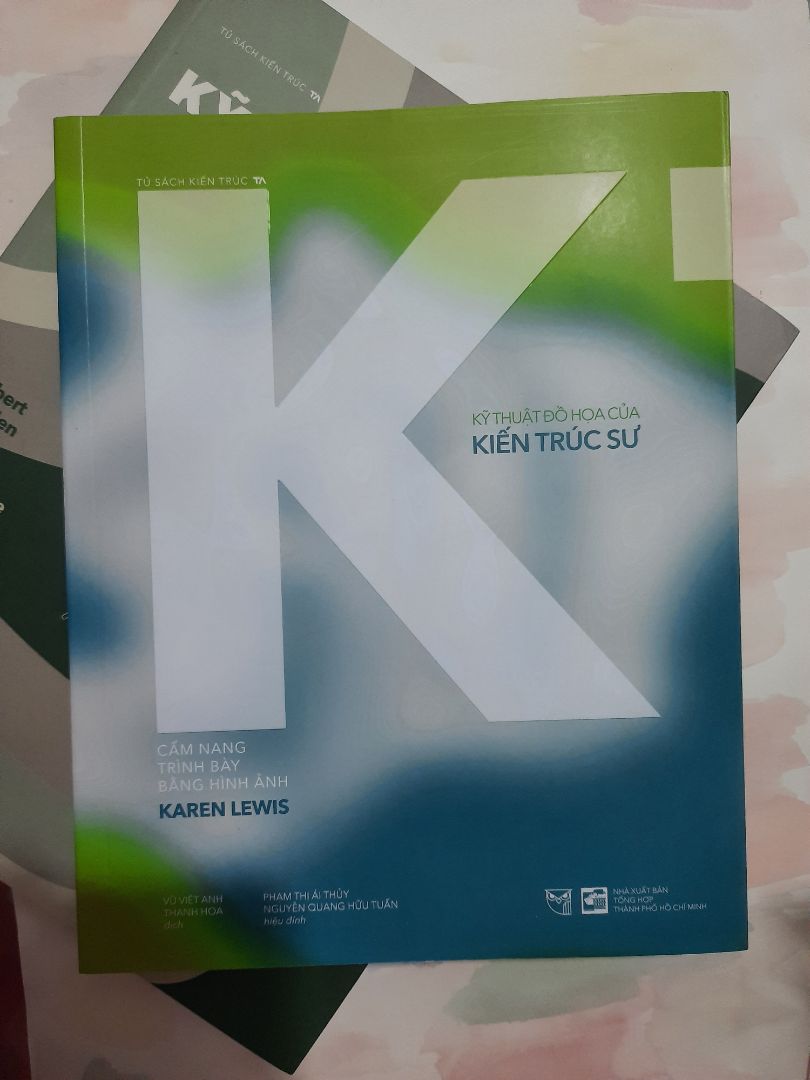 Một cuốn sách nhà các bạn sinh viên hay dân kiến trúc nên mua, đảm bảo là nội dung cực kì hữu ích luôn, hình thức thì đẹp, sách màu in siêu đẹp luôn đó, nói chung là 10đ 👍

Nội dung phần lớn là về cách thức trình bày, bố cục, màu sắc, canh chỉnh chữ. . . của một bộ hồ sơ xin việc, lý lịch cá nhân, đồ án. . . Nói chung là sau khi đọc xong cuốn sách này mình học hỏi rất nhiều thứ và nhờ nó mà mình thay đổi nhiều quan điểm thiết kế rất ư là "lỗi thời" của mình (mà trước đó mình không nhận ra). Sách hướng dẫn rất chi tiết các thành phần (từ nhỏ đến lớn, từ chính đến phụ) của một bộ hồ sơ hay tập trình bày đồ án thiết kế.

Trong cuốn này không đề cập gì đến đồ họa máy tính đâu! Kỹ thuật đồ họa ở đây là cách tư duy bố cục, dàn trang trên 1 bản vẽ, trên 1 trang giấy hay trên 1 slide thuyết trình,.... thông qua hình vẽ, biểu đồ, sơ đồ v.v. . . Cuốn này cũng giới thiệu rất nhiều cách thức để diễn đạt ý tưởng (không phải bằng văn bản) theo nhiều hướng khác nhau !!! Rất đáng để học hỏi và để dành làm dữ liệu thiết kế sau này.