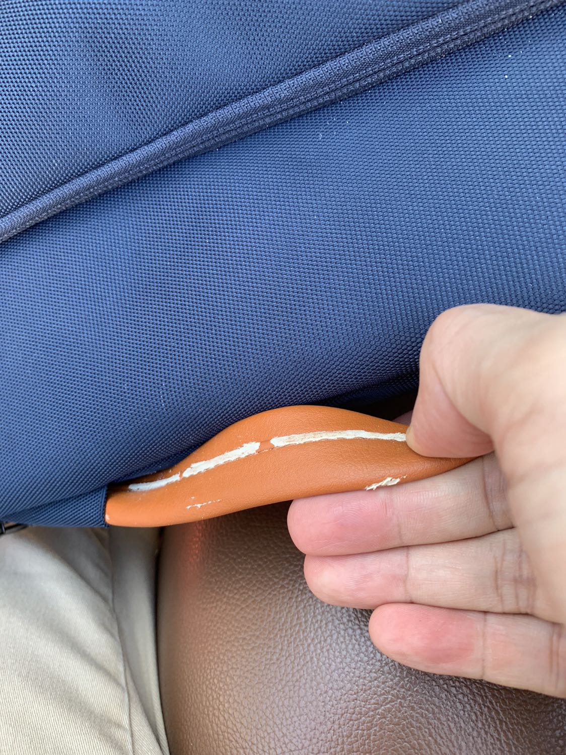 Túi mới sử dụng 1 tuần, da chỗ quai xách đã bong lớp ngoài, đổ bột trong lõi nhìn rất mất thẩm mỹ. Đề nghị trả hàng.