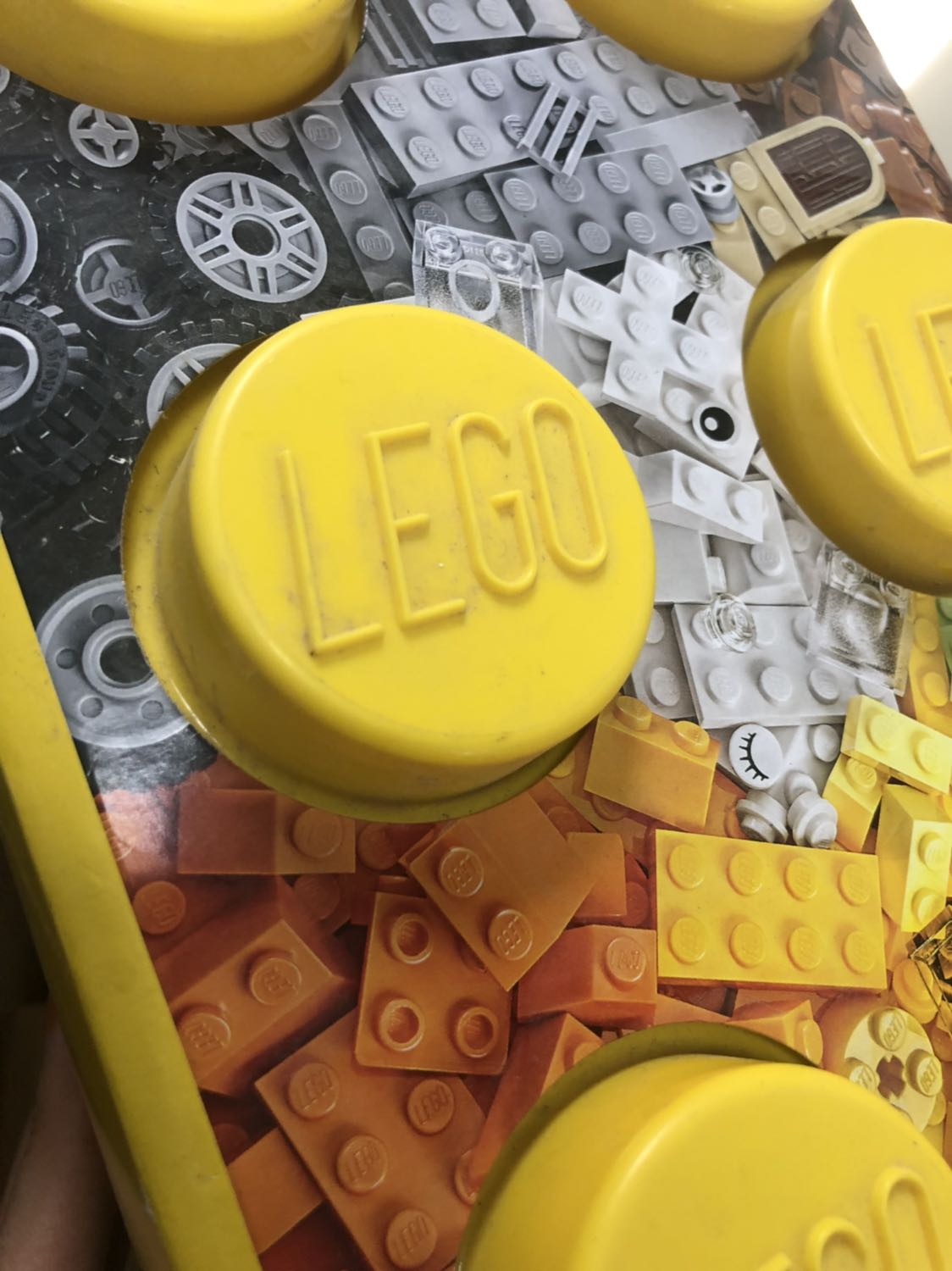 Mình đã mua tầm 3 bộ logo từ Tiki, nhưng lần trước rất hài lòng nhưng lần này thực sự thất vọng.
Mình đặt bộ này vào tầm giữa tháng 10 nhưng bị giao muộn, tới hôm nay là 04/11 mới nhận được hàng. Các bann bên Tiki có gọi điện thoại và xin lỗi vì kho hết hàng. Mình cũng cảm thấy ok, không vấn đề gì.
Tới hôm này nhận hàng thì không hiểu sao Tiki có thể giao cho mình 1 hộp lego CŨ và BẨN như thế! Vỏ hộp Tiki bên ngoài bị bong hết băng dính, ọp ẹp và bẩn. Lúc nhận hàng đã nghĩ sao lần này quăng quật cái hộp ghê vậy nhỉ?
Tới lúc mở ra... bộ Lego này như được tìm vét trong 1 cái kho để giao cho mình vậy. Các chi tiết và góc cạnh bám đầy bụi, xước, tem mác bị rách gắn băng keo chằng chịt (như hình). Các bạn nghĩ mình là khách hàng gì mà có thể thản nhiên giao 1 cái thùng lego như vậy????
Mình đã gọi lên tổng đài với mong muốn đổi hộp mới hơn, cũng k muốn gửi phản hồi lên chỗ công cộng cho mọi người đọc được. Bạn nhân viên xin lỗi và nói sẽ gửi e*** tiếp nhận cho mình, đề nghị mình gửi hình ảnh trong *** phản hồi để các bạn xử lý. Nhưng giờ đã là tối và vẫn không thấy e*** nào??? (Mình đax check cả junk ***).
Đề nghị Tiki nhận lại hộp Lego này! Mình đã mua tầm 3 bộ logo từ Tiki, nhưng lần trước rất hài lòng nhưng lần này thực sự thất vọng.
Mình đặt bộ này vào tầm giữa tháng 10 nhưng bị giao muộn, tới hôm nay là 04/11 mới nhận được hàng. Các bann bên Tiki có gọi điện thoại và xin lỗi vì kho hết hàng. Mình cũng cảm thấy ok, không vấn đề gì.
Tới hôm này nhận hàng thì không hiểu sao Tiki có thể giao cho mình 1 hộp lego CŨ và BẨN như thế! Vỏ hộp Tiki bên ngoài bị bong hết băng dính, ọp ẹp và bẩn. Lúc nhận hàng đã nghĩ sao lần này quăng quật cái hộp ghê vậy nhỉ?
Tới lúc mở ra... bộ Lego này như được tìm vét trong 1 cái kho để giao cho mình vậy. Các chi tiết và góc cạnh bám đầy bụi, xước, tem mác bị rách gắn băng keo chằng chịt (như hình). Các bạn nghĩ mình là khách hàng gì mà có thể thản nhiên giao 1 cái thùng lego như vậy????
Mình đã gọi lên tổng đài với mong muốn đổi hộp mới hơn, cũng k muốn gửi phản hồi lên chỗ công cộng cho mọi người đọc được. Bạn nhân viên xin lỗi và nói sẽ gửi e*** tiếp nhận cho mình, đề nghị mình gửi hình ảnh trong *** phản hồi để các bạn xử lý. Nhưng giờ đã là tối và vẫn không thấy e*** nào??? (Mình đax check cả junk ***).
Đề nghị Tiki nhận lại hộp Lego này!