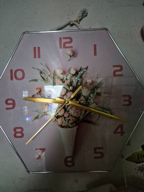 Màu hồng với kim vàng.máy trôi em, nhưng đây là đồng hồ kim nằm ngoài, cần treo cao hoặc tranh xa tầm trẻ em