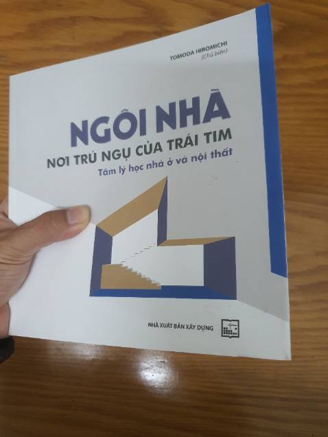 Không hài lòng tí nào! Sách giao cũ, như bị ướt qua, có vết dơ