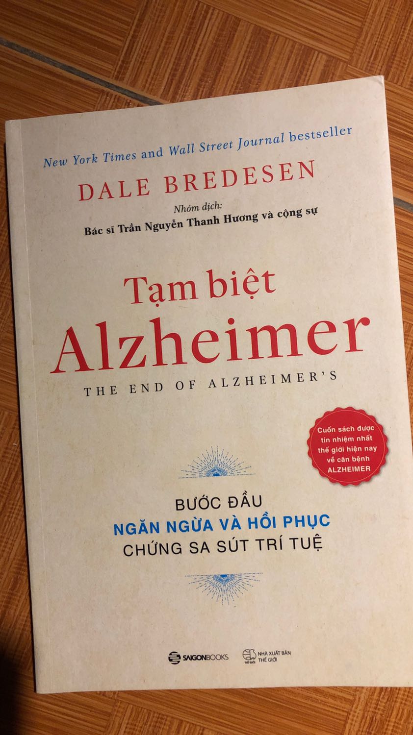 Thì ra lão hoá ko phải nguyên nhân duy nhất dẫn tới căn bệnh này, mà ưuan trọng là nó có thể phòng ngừa từ sớm. Mới 3x mà đã thấy biểu hiện đãng trí nên phải tìm đọc vội. Ko ngờ ít sách viết về đề tài này như vậy. Nên đọc, tuy nhiều ffoanj giải thích khoa học hơi nhiều thông tin và khó liên kết đối với mình.
