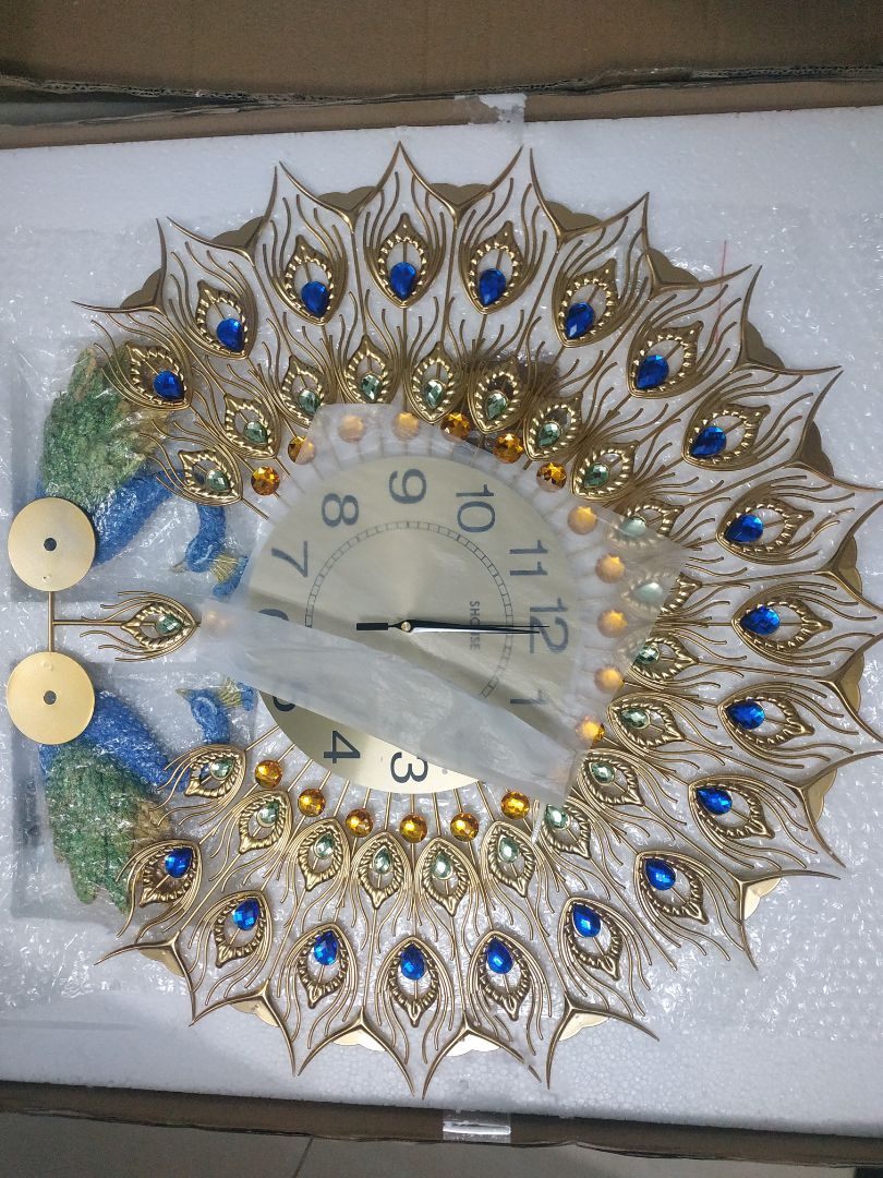 Hàng đẹp, đóng gói kỹ. Chỉ có một điểm làm người dùng hơi lo là pát nhựa treo đồng hồ dùng đinh để đóng vào tường không phải vis, không biết có dễ rơi không.