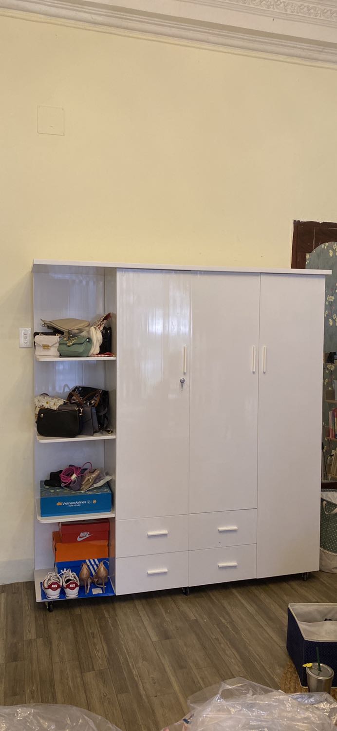 Hài lòng về chất lượng sản phẩm nhưng giao hàng trễ hơn so với shop đã hẹn làm lỡ việc của mình. Khi mang tủ lên phòng mình không cần tháo lắp nhưng anh shipper tháo cánh tủ ra cho nhẹ bớt và thu thêm 100k
