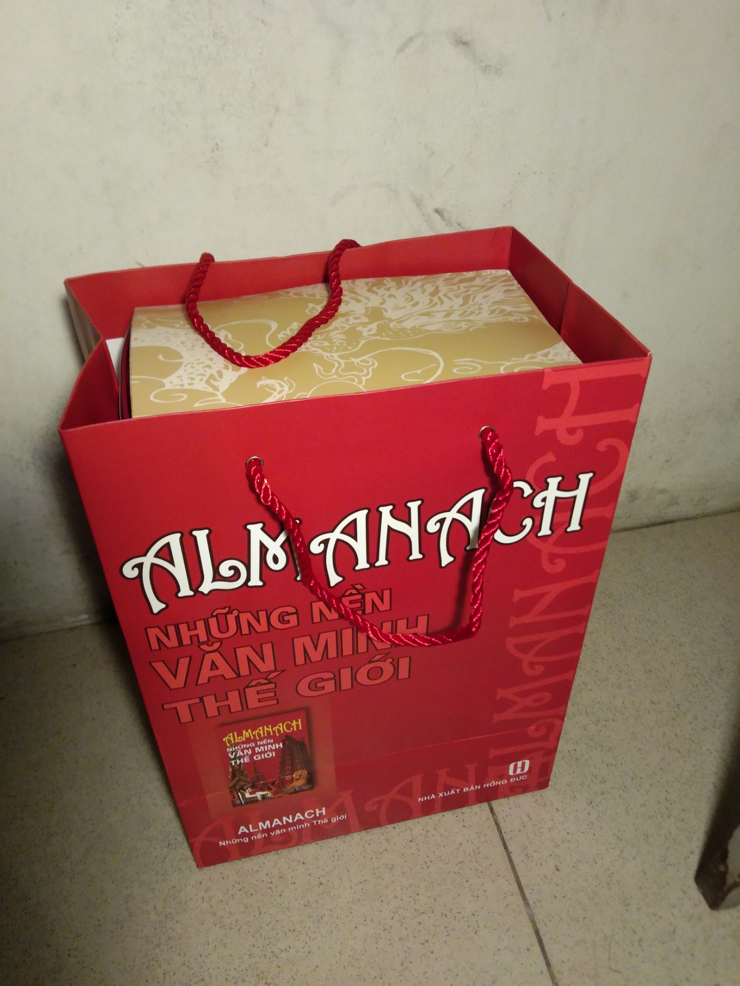 - Shop và tiki rất chuyên nghiệp
- Nội dung thì khỏi bàn, mình đã có bản PDF, nhưng vẫn luôn mong mua được 
- Cuốn sách đắt nhất mình từng mua của tiki. Xách về mà thấy "đắt" thật, nặng lắm.