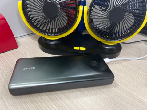 Sạc nhanh, hàng Ok, mình sạc cho cục dự phòng anker 25.000 thì thấy cục sạc có nóng nóng!