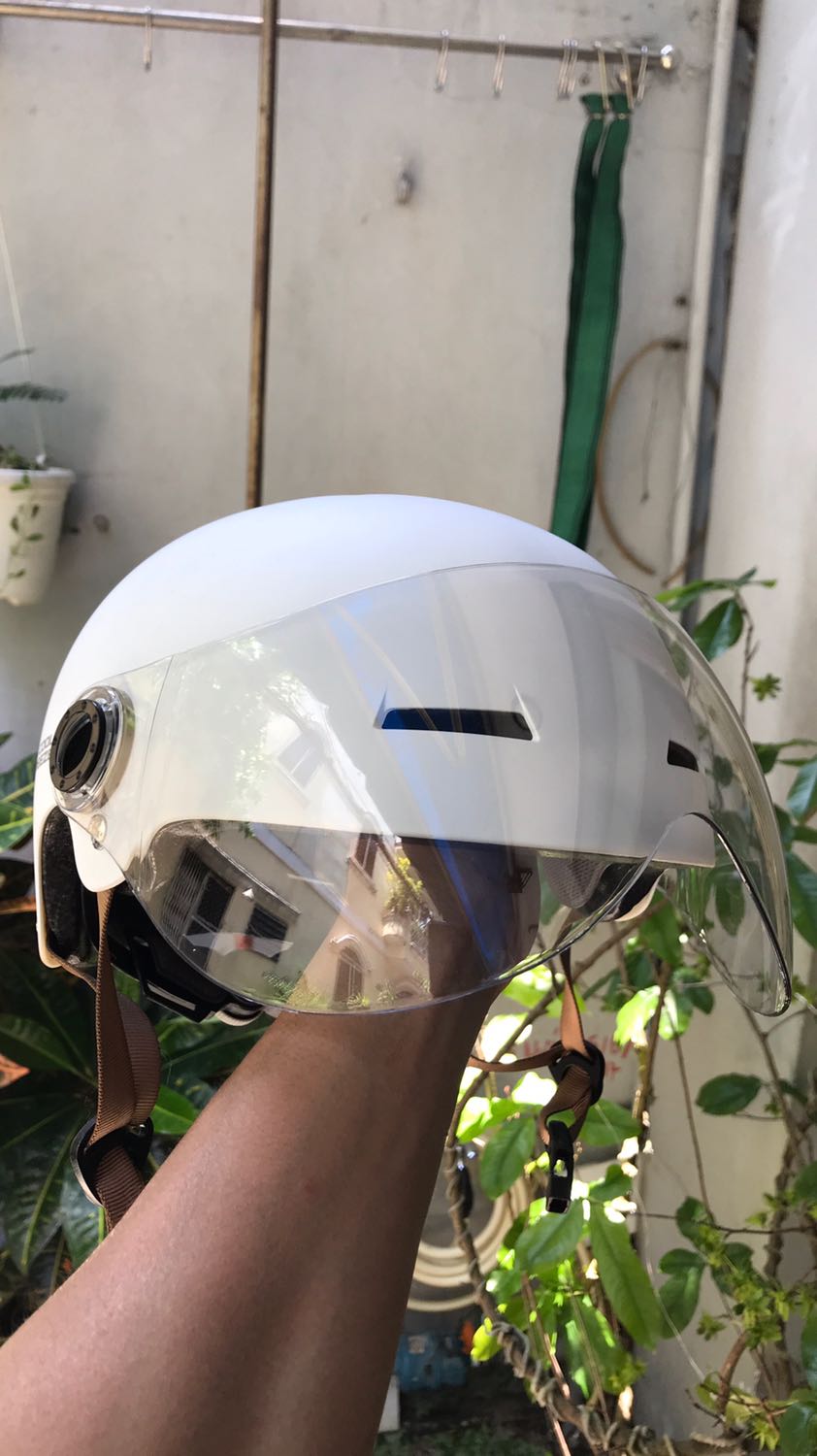 Chất liệu tốt, mẫu mã đẹp. Có kính chắn bụi an toàn. Dây đeo chắc chắn. Giá tiền hợp lý.