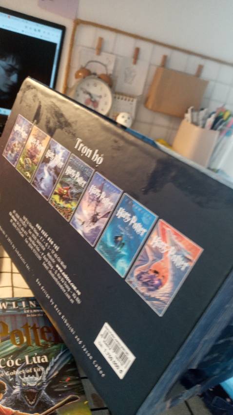 Lần đầu tiên mua bộ boxset mà m thấy thất vọng lun ấy. M dành số tiền tiết kiệm lớn để mua bộ này vì thích quá nhưng nhận hàng về lại hơi buồn. Mới về thì hộp gói bên ngoài bị rách hết, móp méo khủng khiếp. Mở ra thì box bị dập khá nhiều ở góc, gáy sách cũng bị trầy, box dính nhiều keo mà m phải lấy khăn lau mãi mới hết, box cũng lỗi khá nhiều nữa. Còn đồ họa và hình trang trí thì m không bàn đến vì quá ưng rồi. Nhưng có lẽ lối dịch không hợp với m lắm và có đôi chỗ sách ghi sai chính tả nữa nên m thấy không hài lòng cho lắm. Bù lại mỗi quyển có 1 bookmark riêng và nhìn chung thì truyện cũng hay lắm a. Chỉ mong NXB Trẻ và Tiki chú ý hơn trước khi mang sách đến tay người tiêu dùng