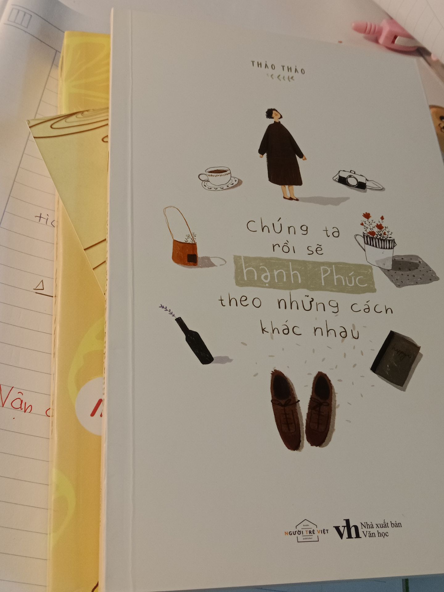 lúc nhận thì mình thấp hộp bị móp méo, không có chút chống xốc hay bọc bong bóng. được như vậy là còn rất may rùi , có một chút bẩn nhưng mình đã lau được rồi,có vài chỗ xước như hàng đã truyền qua tay nhiều người, nhìn trên ảnh không thể rõ 100%. bù lại được là giao rất nhanh. mong shop xem xét laik về cách đóng gói sản phẩm, mình rất xót khi thấy đồ mình mất công mua lại gặp vấn đề xây xước do cách gói hàng.