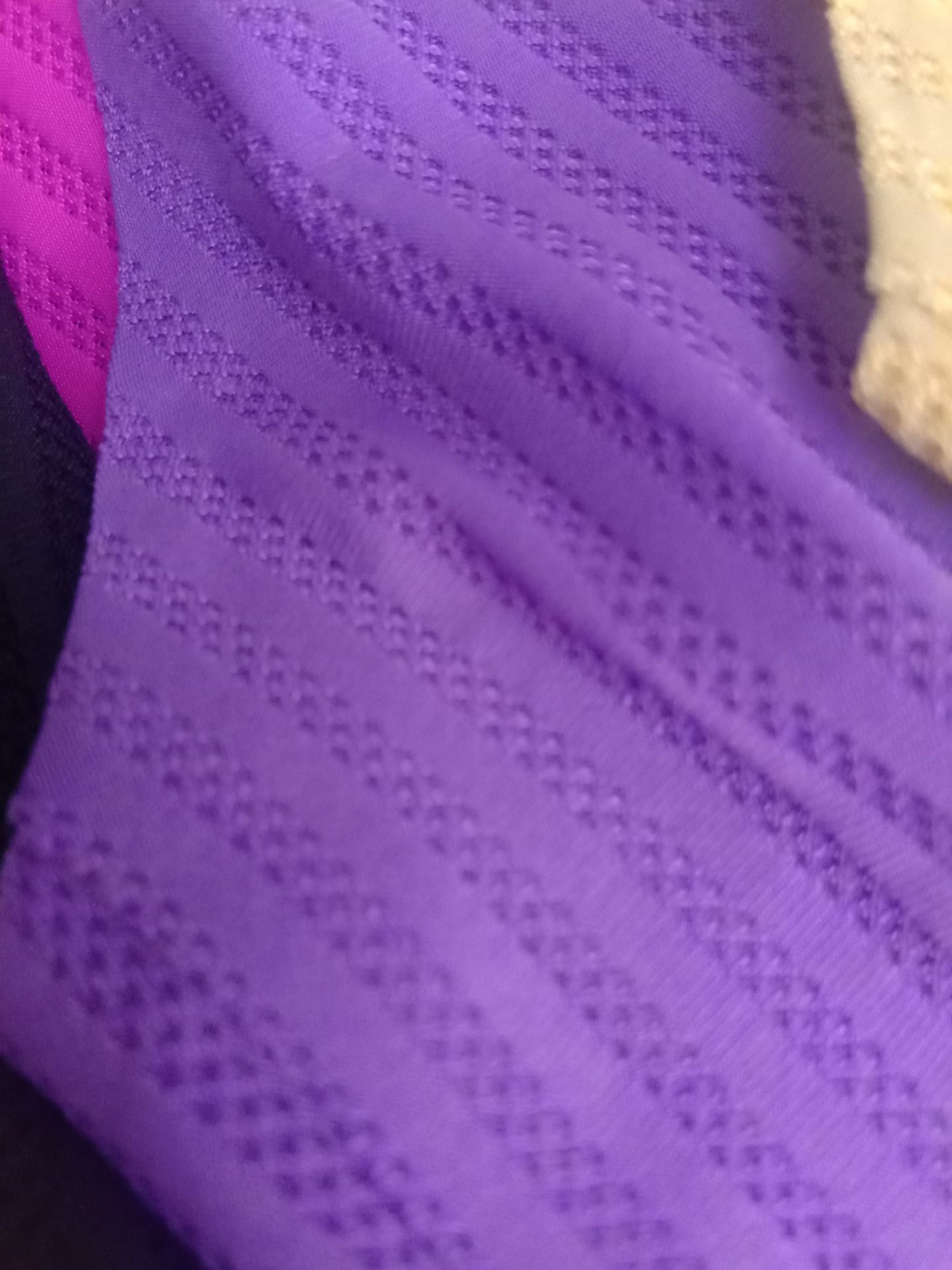 sao đăng bán mẫu quần lót thông hơi như màu da, khi nhận thì lỗ thông hơi như màu tím . đăng sao bán vậy đi, dù sản phẩm tốt nhưng tôi không hài lòng với cách bán hàng kiểu này.