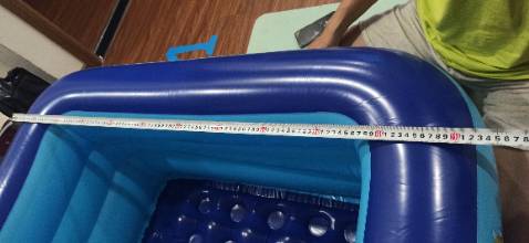 Mùi nhựa rất nhiều, loại bóng chứ ko phải lì như cái trước của mình. Mua 1,3m nhưng bơm căng chỉ được 1,1m.