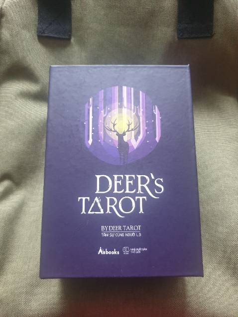 Bộ bài hoàn thiện đẹp, chắc chắn. Các lá bài màu sắc bắt mắt hợp năng lượng với mình, tuy nhiên lá bài hơi rít khó xào lắm. Mong nhà xuất bản cải thiện ở những phiên bản sau ( hoặc các bộ bài mua bản quyền khác )