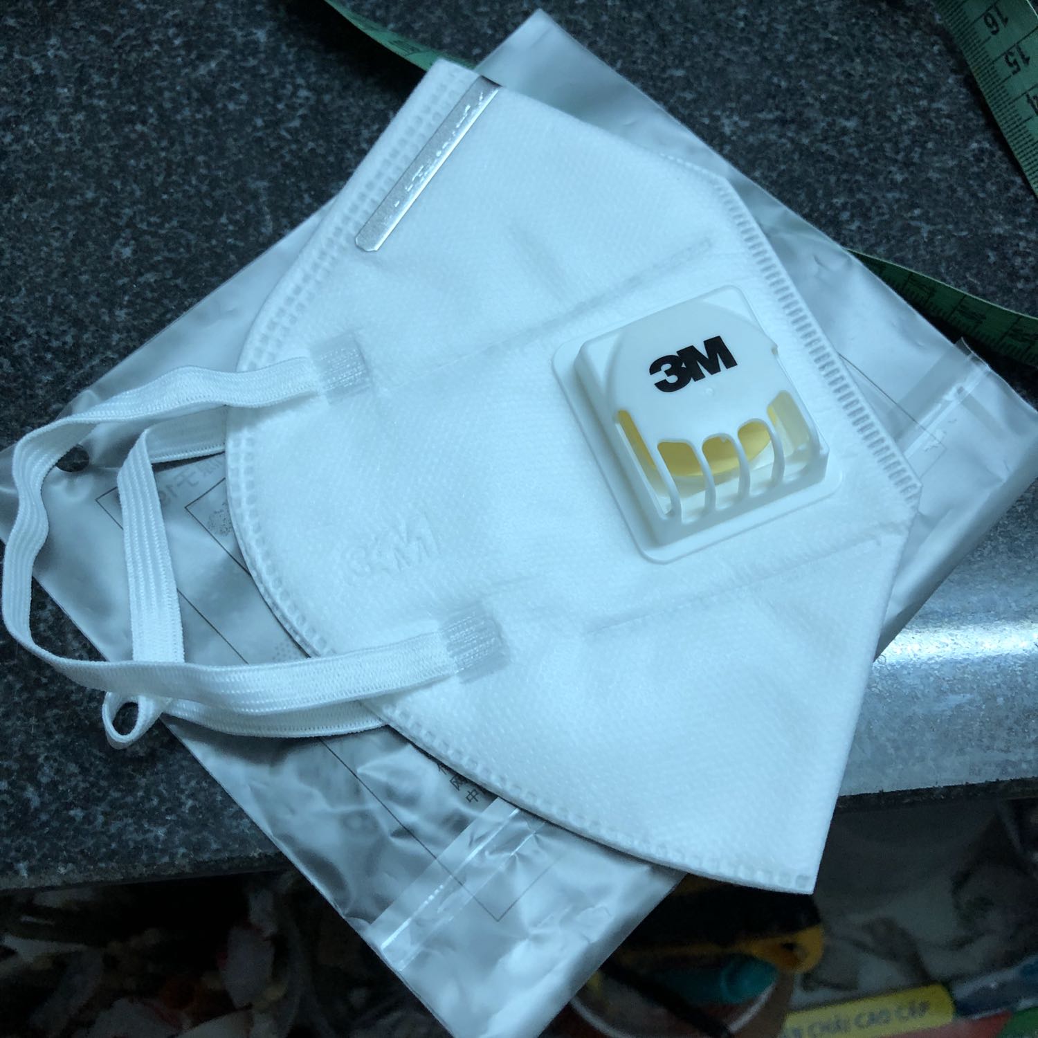 Khẩu trang đeo rất khít mặt nên lần đầu đeo sẽ thấy hơi khó chịu, hơi đau tai. Nhưng sau 1 thời gian sẽ quen sẽ ko thấy vậy nữa, bù lại do khít mặt nên hạn chế rất nhiều nụi bẩn.

Giá hơi đắt so với 1 vái khẩu trang nhưng tiền nào của nấy thôi, mình nghĩ vậy

Nhãn dán trên hộp ghi 20170920?? Date hàng bán trên tiki là hàng cũ ?? Hạn sử dụng của khẩu trang là bao lâu từ lúc sản xuất ???