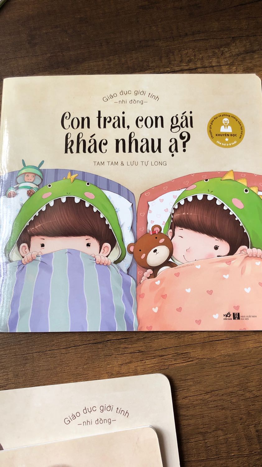 Sách in đẹp, dày dặn. Nhờ đọc sách bé bắt đầu hiểu nam và nữ khác nhau, nhờ sách mà giải thích cho con cũng dễ hơn