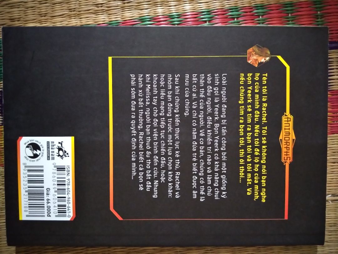 giao hàng nhanh, thiết kế bìa đẹp, sách bị bụi, chắc để nằm kho lâu quá :)