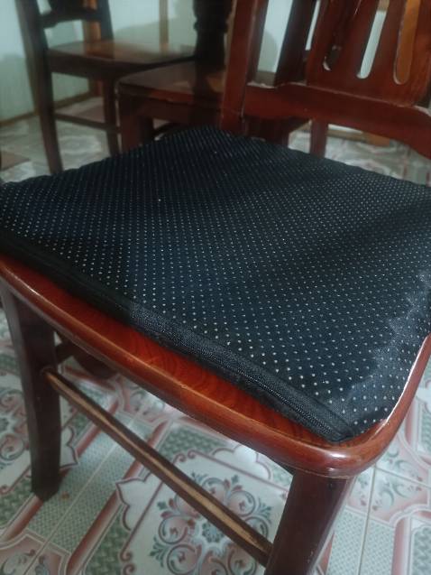 Đệm chọn cỡ to, sử dụng rất thoải mái, êm ái. Gọn gàng, nhẹ nhàng, có vỏ bọc ngoài nên sẽ bền hơn. Mùa đông ngồi ghế gỗ, có cái đệm này là ấm.