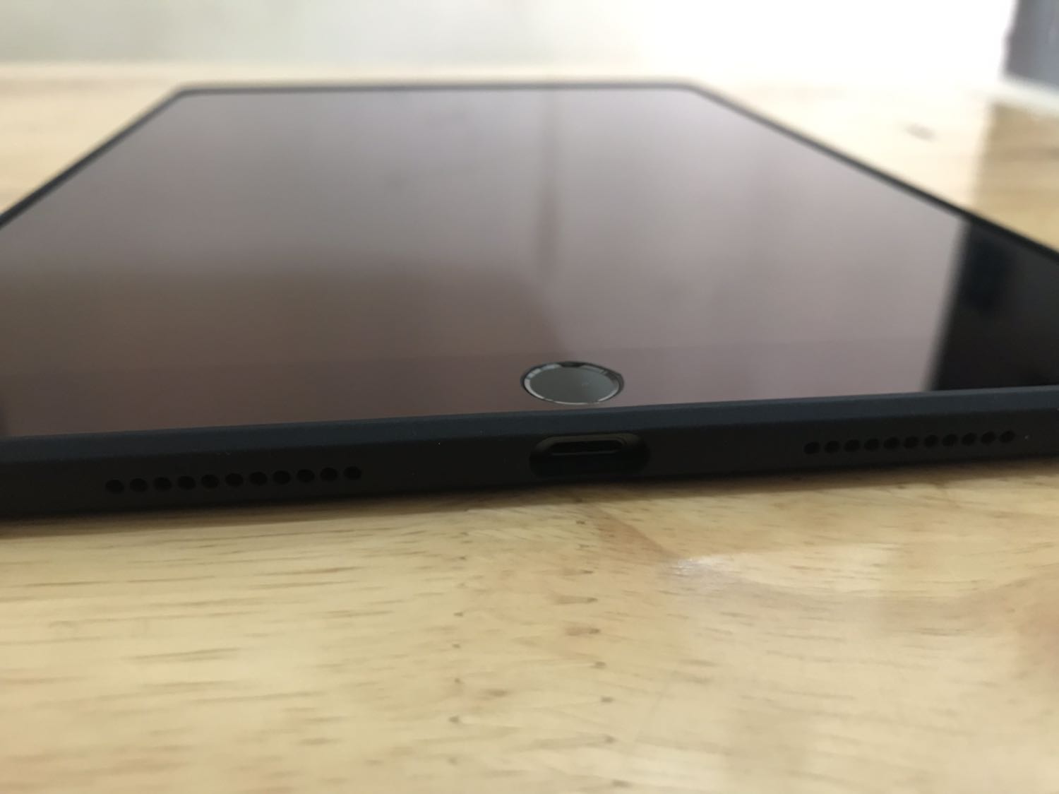 Mình đã dùng qua nhiều loại cover cho ipad, các đời, nhưng khi cầm trên tay sp xundd cho ipad air 3 này mình đã cảm thấy vô cùng thích. khi ốp vào lại càng ấn tượng. mình chọn viền đen, tiệp hoàn toàn với ipad air 3 space gray. viền cao su tạo cảm giác cầm thoải mái và chắc chắn, chống trượt, ốp nhựa trong suốt dày và trong giữ đúng màu của máy. ốp trong suốt theo thời gian sử dụng chắc sẽ có trầy xước nhưng ấn tượng ban đầu là rất hài lòng. tiki giao hàng đợt này nhanh hơn thời gian dự kiến.