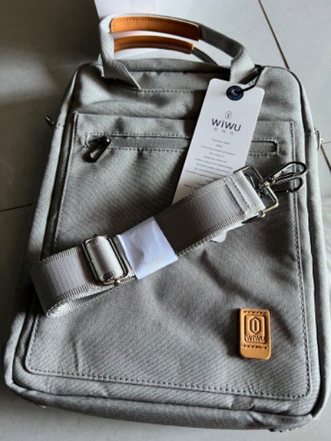 Thiết kế thời trang, đẹp, chắc chắn, đường chỉ may tỉ mỉ, chỉnh chu, đựng vừa sách A4, macbook air m1 hoặc surface pro. Tuy nhiên, đây là hàng cao cấp, nên góp ý shop đóng gói kĩ hơn nhe.