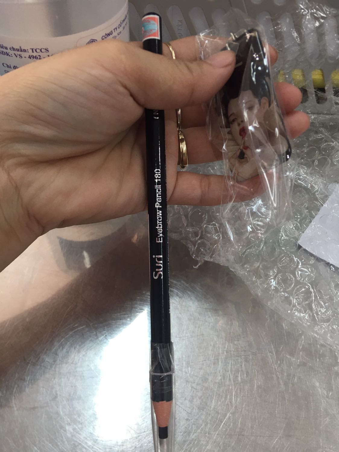 Chì kẻ đậm màu, dễ ra mực, lâu trôi Chì kẻ đậm màu, dễ ra mực, lâu trôi